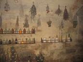 Полиці з посудом