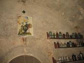 Емблема і полиці з посудом