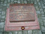 2006 р. Плита з написом