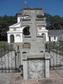 2008 р. 7-кінцевий хрест на тлі каплиці