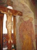 Розп’яття у ніші зі стінописом