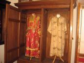 Шафа зі святковим одягом