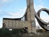 Обідрана стела і фрагмент петлі…