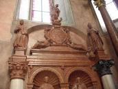 2012 р. Верхня частина надгробка