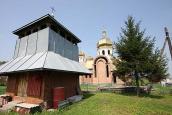 2010 р. Дзвіниця на тлі нової церкви