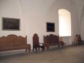 Інтер’єр залу з лавами та кріслом