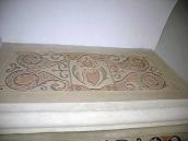 Гербова композиція на даху каміна