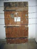 Фронтальний винляд в’язничних дверей