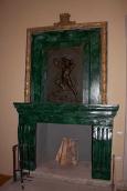 Камін зеленої барви, над ним – рельєф
