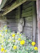 Розбитий надгробок при стіні церкви