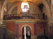 Інтер’єр з видом на вхід та хори