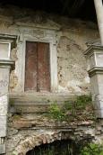 Зруйновані сходи і портал