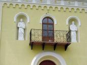 Балкон і скульптури