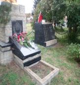 Постамент та стела з іменами загиблих