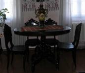 Стіл, стільці