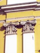 Іонічні капітелі пілястр