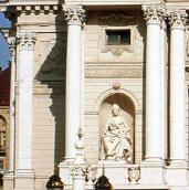 Фрагмент фасаду зі скульптурою “Комедія”