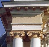 Іонічні капітелі колон