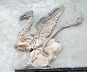 Рельєф фантастичного звіра