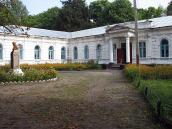 2008 р. Ліва частина головного фасаду