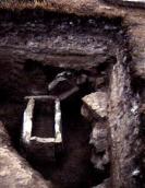 Могила у розкопі церкви