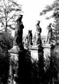 1988 р. Цвинтар. Скульптури (зліва…
