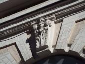 Різьблена вставка над порталом