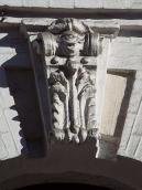 Різьблена вставка над порталом