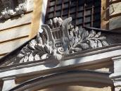 Фронтон над входом