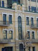 Центральна частина головного фасаду