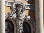 Бюст у рельєфній ніші 3-го поверху