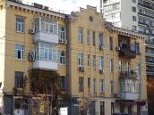 Головний фасад в ракурсі