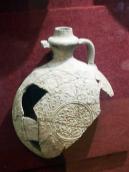 Білоглиняний глечик з рельєфом