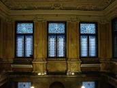 Інтер’єр сходової клітки з вітражами