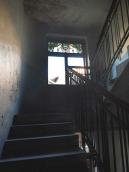 Інтер’єр сходової клітки з вітражем