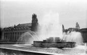 1975 р. Головний фонтан на тлі…