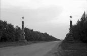 1981 р. Стовпи позначають в’їзд до міста