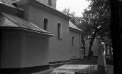 1988 р. Бічний фасад церкви і дзвіниця…