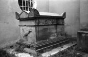 1989 р. Надгробок-саркофаг