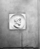 Барельєф (1-й від лівого краю)