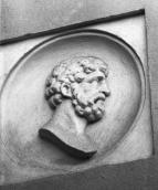 Барельєф (1-й від півночі)