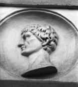 Барельєф (4-й від півночі)