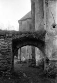 1989 р. Північна брама біля костелу.…