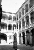 1990 р. Двір з аркадами. Вигляд із…