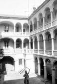 1990 р. Двір з аркадами. Вигляд із…