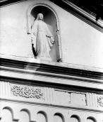 Скульптура богородиці у ніші фронтона