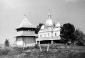 1990 р. Дзвіниця і церква. Вигляд з…
