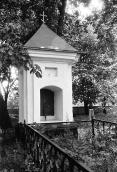 1990 р. Каплиця біля церкви