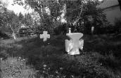 1993 р. Старовинні хрести біля церкви