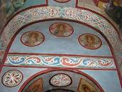 Арка між 2 і 3-м від сходу…